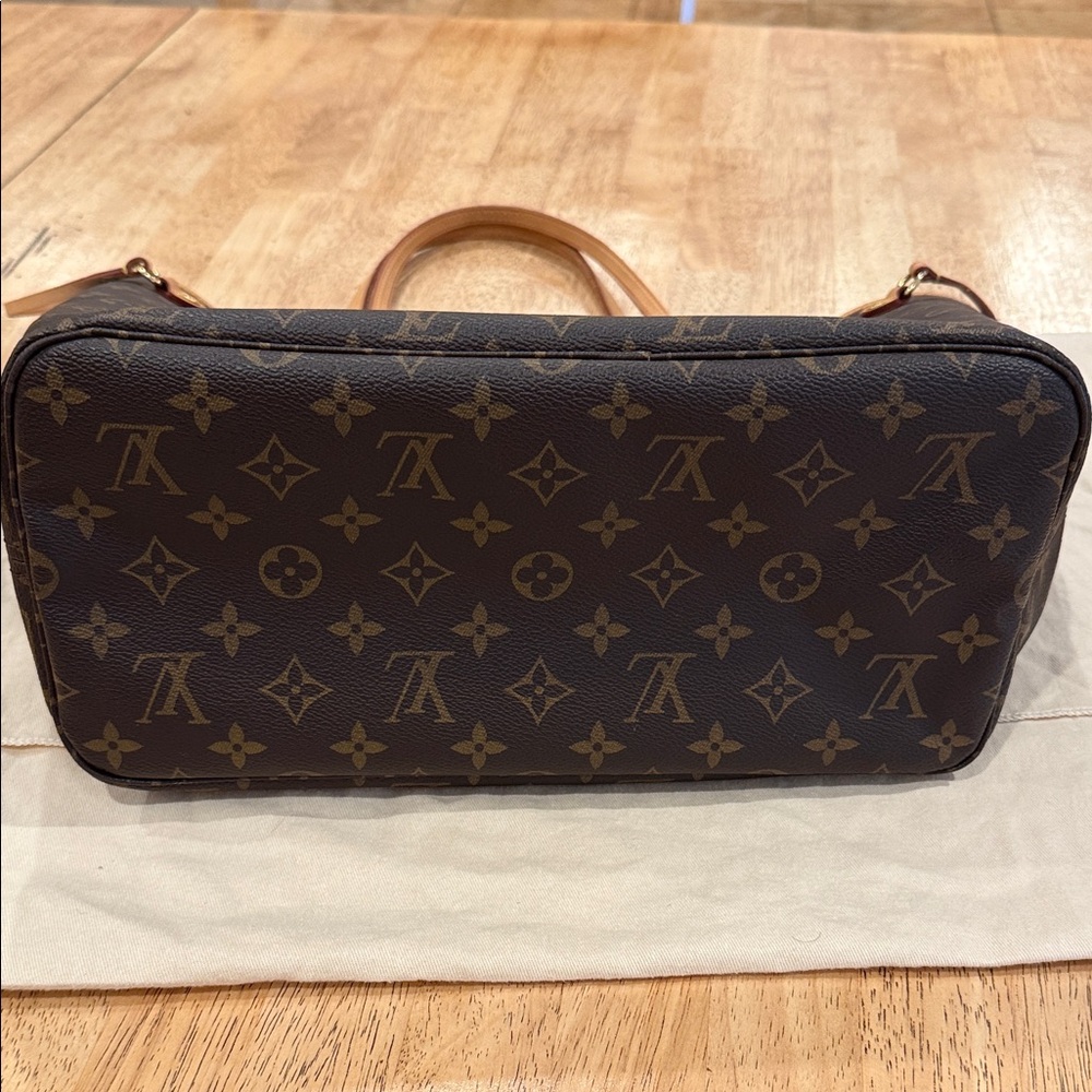 Louis Vuitton Neverfull MM 
 Brown Monogram Tote with Pink Interior - Picture 5 of 14